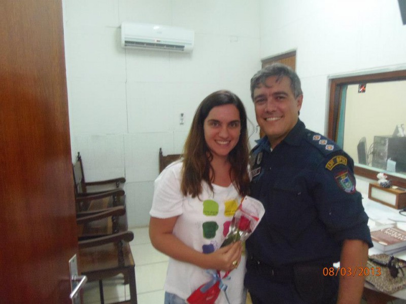 Juiza Luciane Buriasco Isquerdo recebeu rosa da PM através do Capitão Dominoni nos estúdios da Rádio Patriarca