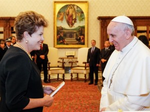Papa diz a Dilma que ficou comovido com tragédia em Santa Maria 