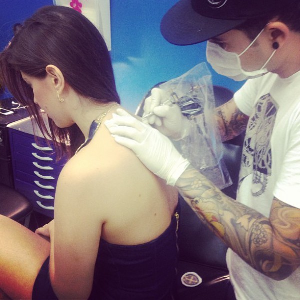 Andressa fazendo tatuagem (Foto: Instagram)