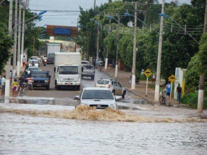 Ruas de Aquidauana se tornam intransitáveis após chuva e rio chegar aos 9m. (Foto: João Éric/O Pantaneiro)