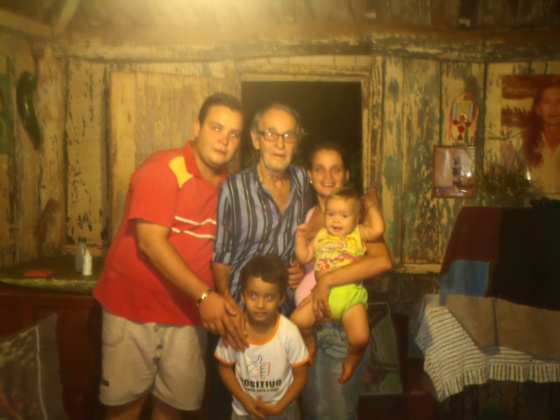 José Ferreira Cortês faleceu hoje e será sepultado amanhã. Na foto com os dois filhos e netos.