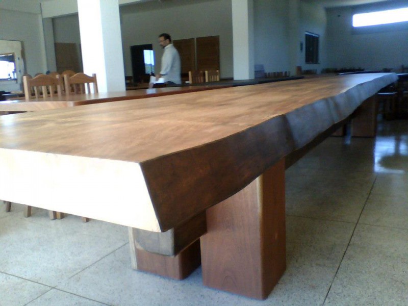 Mesa com prancha de 1,00 metro de largura, 10 cm de espessura e 6,50 metros de comprimento