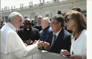 Papa cumprimenta Maurílio e Beth (Foto: Divulgação)