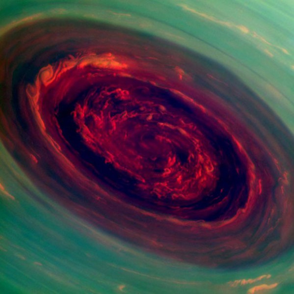 Imagem colorida artificialmente mostra furacão registrado pela sonda Cassini no Polo Norte de Saturno. O olho do furacão se assemelha a uma botão de rosa vermelha (Foto: NASA/JPL-Caltech/SSI)
