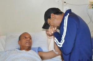 Radialista recebe familiar no quarto do Hospital Evangélico de Dourados (Foto: Eliel Oliveira/Diário MS)