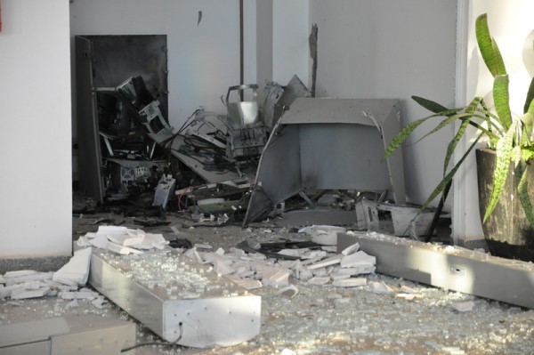 Caixa eletrônico ficou destruído (Foto: O Correio News)