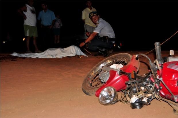 Vítima estava na garupa de motocicleta que colidiu em carreta. (Foto: Correio do Estado)