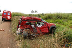 O passageiro do Uno morreu no local e a motorista foi encaminhada para a Santa Casa de Campo Grande gravemente ferida. (Foto: Idest)