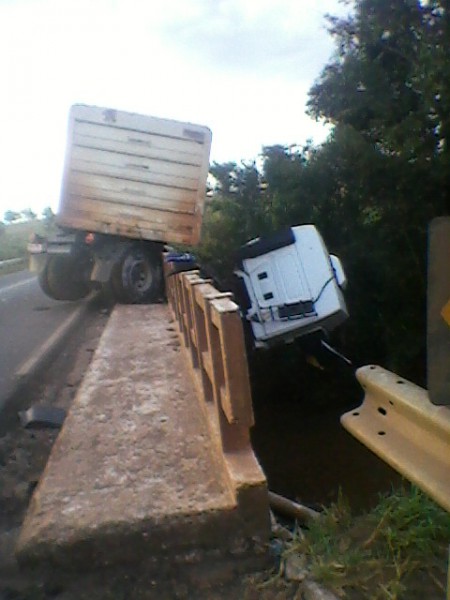 Como ficou o caminhão após o acidente na BR-158 (Foto: Cassilândia News/ João Girotto)
