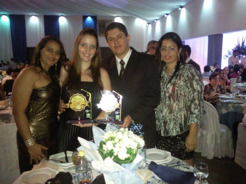 Equipe Ótica Jóia com o prêmio dos Melhores do Ano 2012 (Foto: Arquivo pessoal)