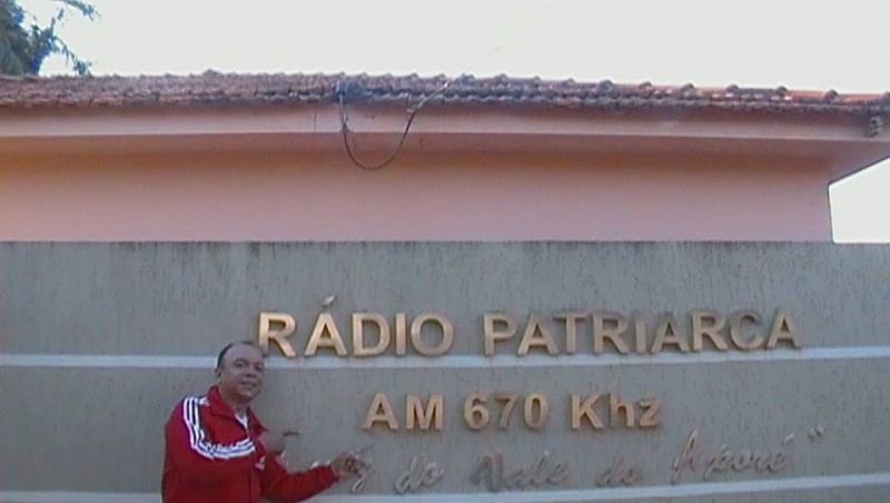 Jota Jr. visitou Cassilândia e tirou uma foto em frente à Rádio Patriarca (Foto: Facebook)