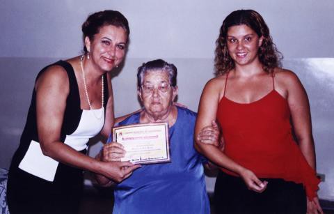 Postado por André Assis. A saudosa da. Picucha recebe o título das mãos da vereadora Madalena Abud (hoje reside em Campo Grande), com a neta.