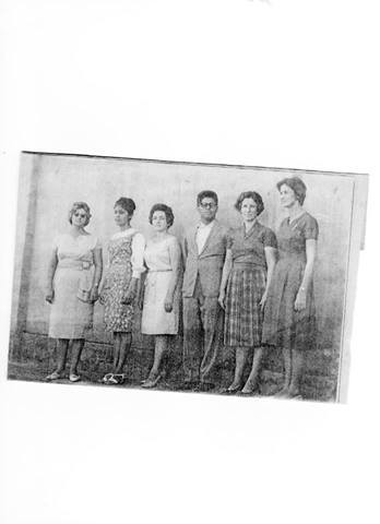 Sarah Rezende identifica o grupo de professoras da Antiga Escola Evangélica. Da esquerda para direita D. Nely, Guiomar, Tia Iraci, Rev Aníbal, Tia Ambrozina e Minha mãe.