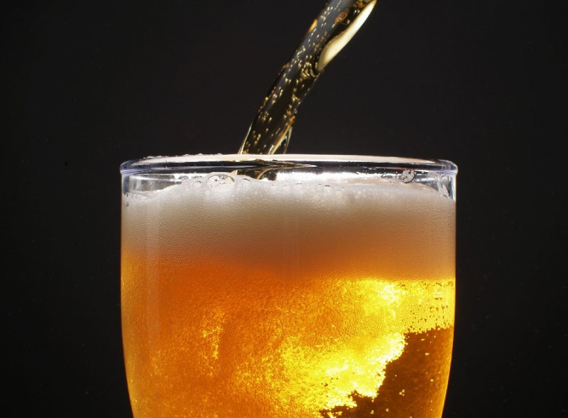 A simples ingestão de dois copos de cerveja pode aumentar o tempo de reação de 0,75 para quase 2 segundos