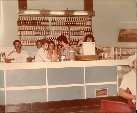 O bar JR (Jamil e Raulino) ficava na esquina da Sebastião Leal com a Joaquim Balduino. Era onde tudo se discutia, inclusive política.
