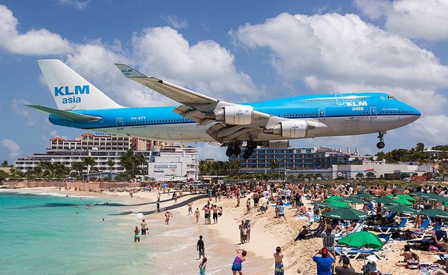 Aviões sobrevoam praia do Caribe bem perto dos banhistas