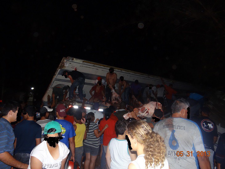 Carreta carregada com carne foi saqueada em Cassilândia (Foto: Leomar Dias)