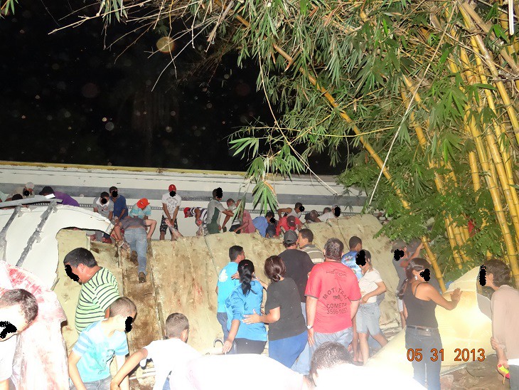 Carreta carregada com carne foi saqueada em Cassilândia (Foto: Leomar Dias)