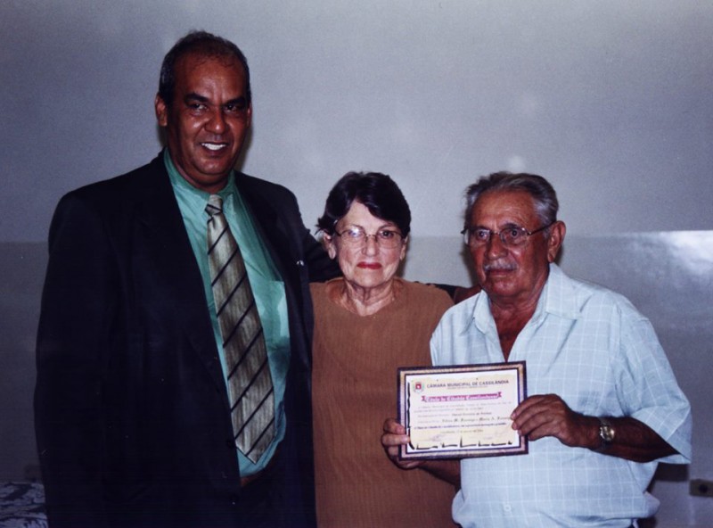 Altino Marques Formiga, o Bandeira, e a sua esposa da. Alice recebendo título de cidadania das mãos do ex-vereador Davi Ferreira de Freitas