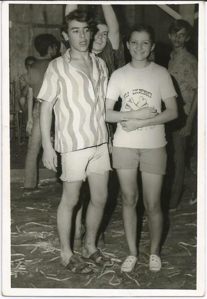 O saudoso advogado Paulo Cotrin e Helena Ottoni no carnval da SEC de 1972. Atrás a Joana Darc.