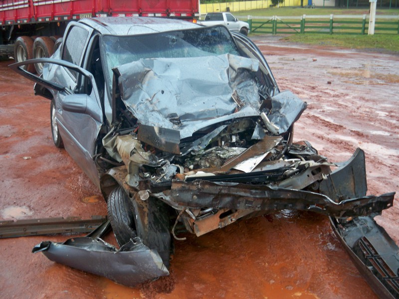 O carro do advogado Sebastião Machado após o acidente (foto Lucimar Rodrigues)