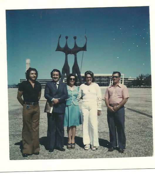 De 74 a 78 Valdomiro Gonçalves foi deputado federal. Na foto, em Brasília, Fátimo, Valdomiro, Nalda, Deta e Natal . - postado por Carlos Pinho