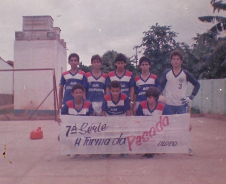 Luiz Antônio publicou no grupo Museu de Imagem de Cassilândia: "Esta equipe jogou muita bola no Colégio Antonio Paulino na década de 80. Vcs sabem quem são os atletas?"