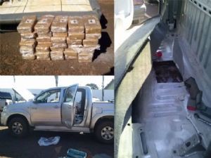 Dentro do compartimento estavam 35 pacotes de pasta-base de cocaína, totalizando 35.654 Kg da droga. - See more at: http://www.diarionewsjatai.com.br/noticia/898/cod-e-pf-apreendem-hillux-com-mais-de-35-kg-de-drogas