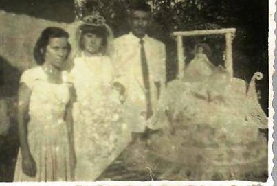 Postado por Juvenal Castro Vilela - Nilza de Castro Vilela no seu casamento com os pais Zéquinha e Iúca. 