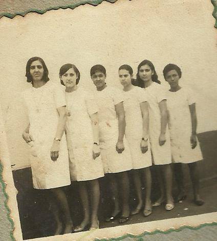 Postada por Maria Clara que conta: Professoras da 1ª escola da Vila Pernambuca, chamada "Grupo Escolar "John Kenndy". em 1966. As duas primeiras professoras são Vilma e Vanda Freitas.