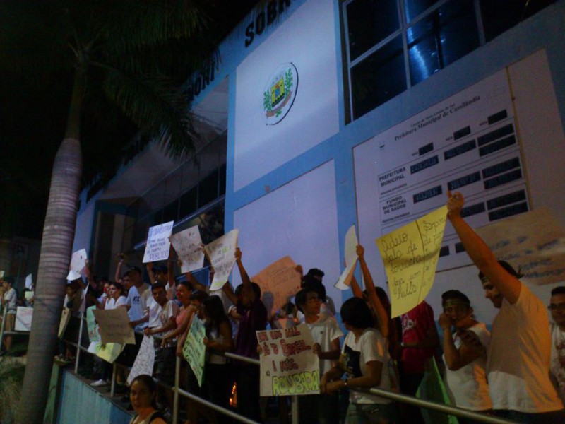 Manifestantes ocupam a rampa da prefeitura durante protesto em Cassilândia (Foto: Elton Alexandrino)