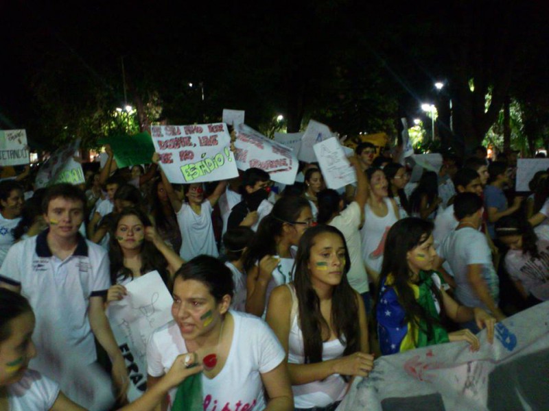Manifestantes protestam em Cassilândia (Foto: Elton Alexandrino)