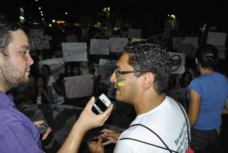 A Rádio Patriarca, com o repórter Hermezes Cortes e retaguarda técnica, acompanhou toda a manifestação. Na foto de Zildo Silva, Hermezes e um dos coordenadores Samuel Levy