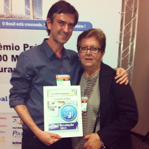 Castro Filho acaba de receber o prêmio de Chef revelação em São Paulo. Veja o que diz:Com o prêmio nas mãos. Ao lado da mulher mais amo neste mundo. Obrigado a todos 