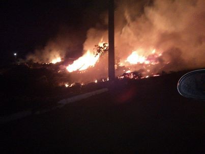 Rodrigo Salles publica em seu Facebook outra foto do fogo no buracão. Lembra que fica atrás do Auto Posto Esplanada. Também tem o hotel. Cobra a falta de corpo de bombeiro no município.