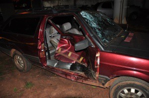 O carro ficou com a porta destruída e o para-brisa trincado. (Foto: Jornal Nova News)