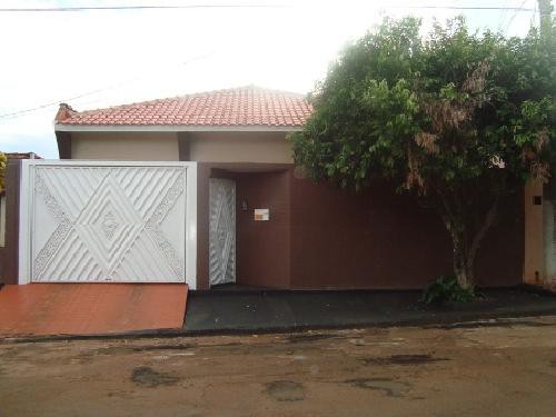 Casa está sendo vendida pela Ruralis Imobiliária em Cassilândia