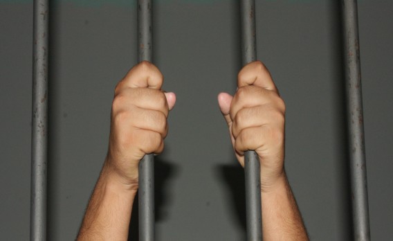 Estado é condenado a indenizar homem preso indevidamente