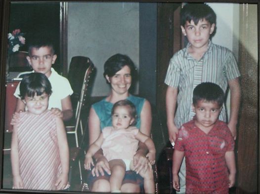 Beto FG posta e diz: Tia Nalda (esposa Tio Valdomiro) com os 5 filhos - Rosana e César Augusto (lado esquerdo), Andreia (colo), Valdomiro Júnior e Flávio Thomaz (zerau) - lado direito. Ano de 1968.
