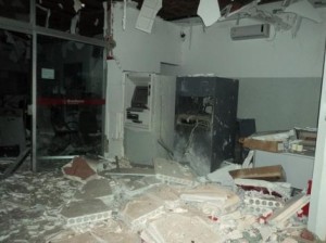 Com o impacto da explosão o prédio foi danificado