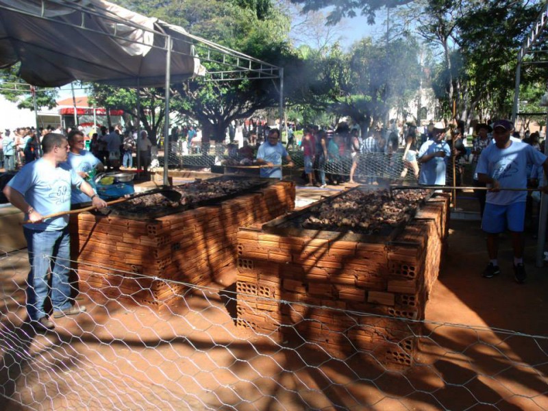 Foto: Luiz Antonio - o churrasco sendo preparado na praça São José