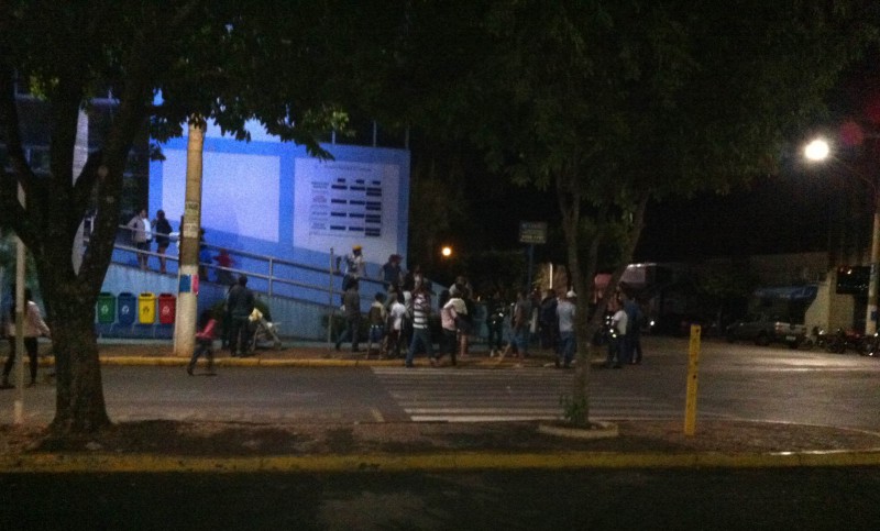 Ocupantes na frente da prefeitura esperando o prefeito (Foto: Bruna Girotto)