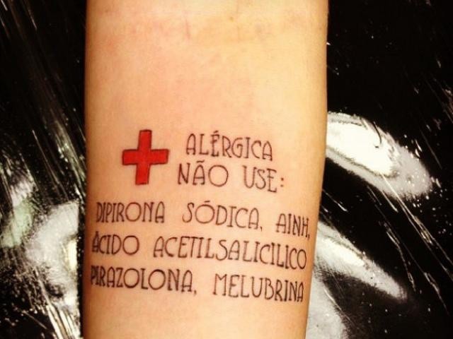 Depois de muitos enganos e risco, estudante tatua no braço alerta sobre alergia