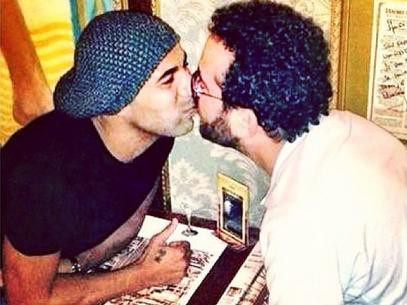 Emerson publicou no último domingo foto em que beija amigo Foto: Instagram / Reprodução