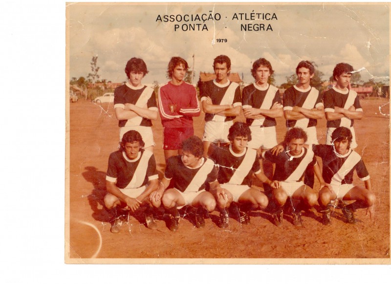 Foto Memória: time da Ponta Negra em 1979 no campo da Vila Izanópolis