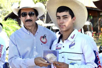 Leonardo Mateus de Almeida Palata recebeu a fivela de campeão do coordenador do Rodeio Junior, Renato Paula- Foto Aquino José