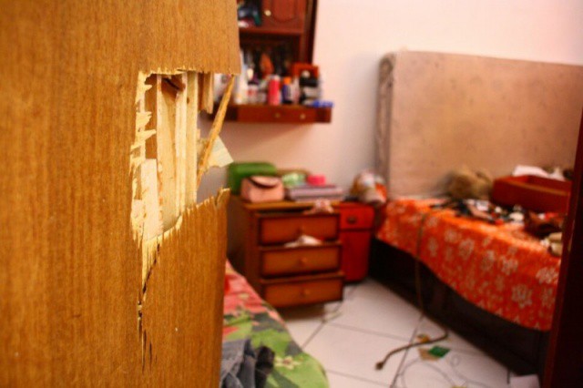 Um dos quartos da casa onde parte da família foi mantida refém (Foto: Marcos Ermínio)