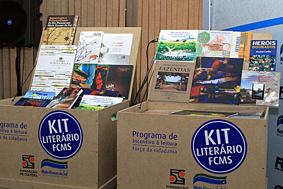 Os kits entregues totalizam 8 mil livros.