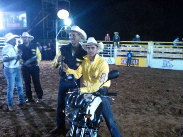 Walter Garcia foi campeão do 2º Encontro de Cowboys  de Fernandópolis e recebeu ontem uma moto. Parabéns. (Foto do Facebook).