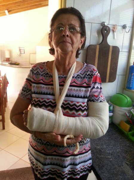 Foto da dona Olívia com o pulso quebrado (Foto: Marcia Aparecida/ Facebook)
